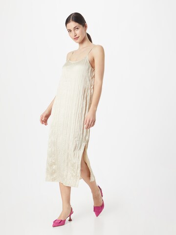 Robe d’été Monki en beige : devant