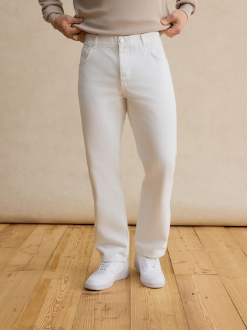 DAN FOX APPAREL Regularen Kavbojke 'Jack' | bela barva: sprednja stran