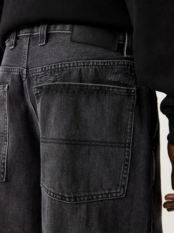 Pull&Bear Loosefit Farkut värissä musta