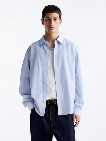 Pull&Bear Comfort Fit Skjorte i blå: forside