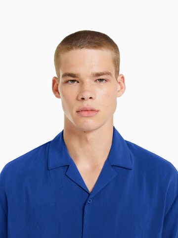 Regular fit Camicia di Bershka in blu