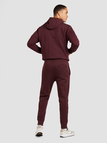Tapered Pantaloni 'CLUB FLEECE' de la Nike Sportswear pe roșu