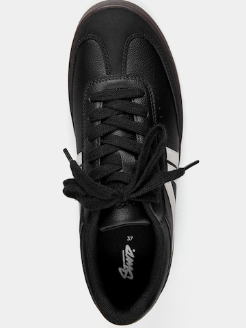 Sneaker low de la Pull&Bear pe negru