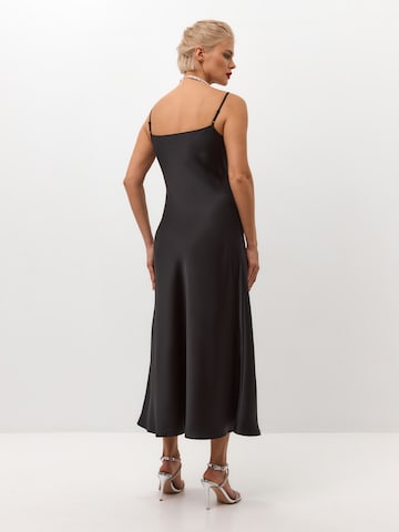 Serena Silueta - Vestido 'Midi satin slip dress 'Majestic'' en negro