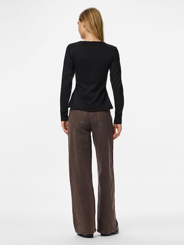 PIECES Shirt 'PCLUCCI PEPLUM' in Zwart