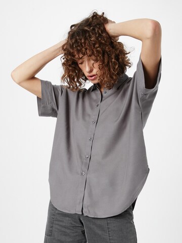 Monki Blouse in Grijs: voorkant