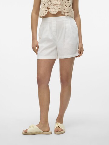 VERO MODA Regular Shorts 'JESMILO' in Weiß
