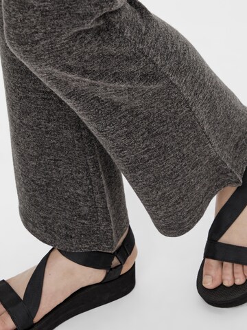 Flared Pantaloni 'Pam' di PIECES in grigio