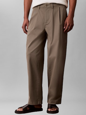 Calvin Klein Jeans Loose fit Pleat-front trousers in Green: front