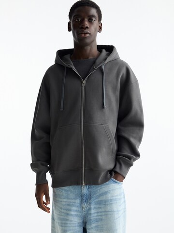 Veste de survêtement Pull&Bear en gris : devant
