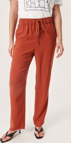 SOAKED IN LUXURY Tapered Broek 'Suiting' in Rood