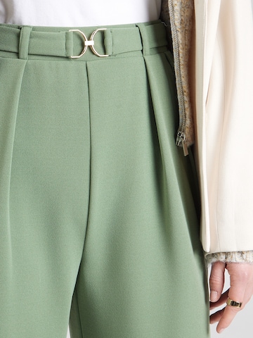 ABOUT YOU - Regular Calças com vincos 'Yara' em verde