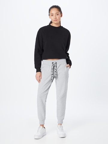 DKNY Performance Tapered Sporthose in Grau