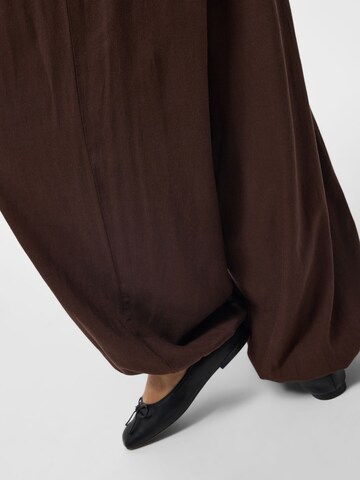 Tapered Pantaloni 'PCPia' di PIECES in marrone