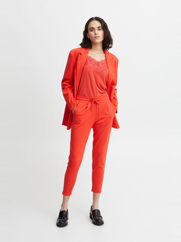 Coupe slim Pantalon 'Kate' ICHI en rouge
