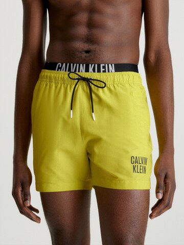 Calvin Klein Swimwear - Bermudas en amarillo: frente