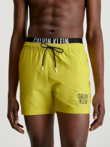 Șorturi de baie de la Calvin Klein Swimwear pe galben: față