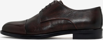 Chaussure à lacets Derimod en marron : devant