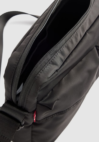 LEVI'S ® Schultertasche in Schwarz