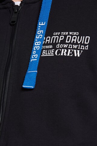 CAMP DAVID Kapuzensweatjacke mit Ärmel-Artwork in Blau