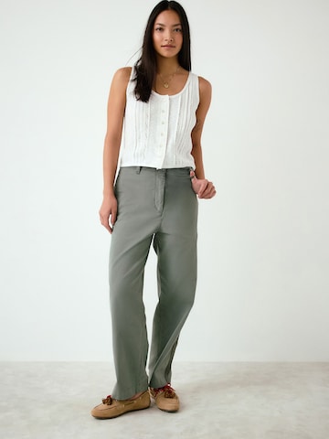 Top de la Next pe alb