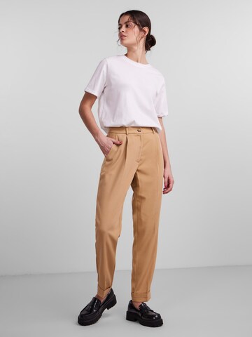 regular Pantaloni con pieghe 'Nuri' di PIECES in beige