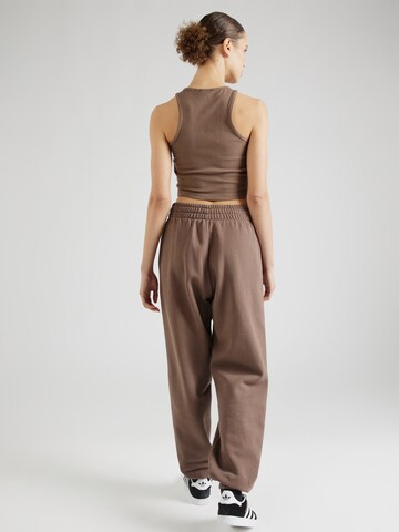 ADIDAS ORIGINALS - Tapered Pantalón 'Essentials Fleece' en marrón