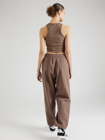 ADIDAS ORIGINALS - Tapered Pantalón 'Essentials Fleece' en marrón