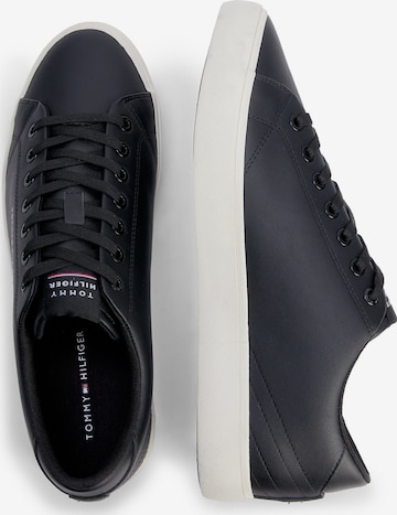 TOMMY HILFIGER Sneakers low i blå