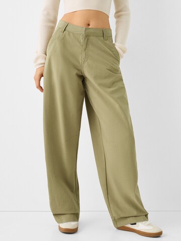 Loosefit Pantaloni chino di Bershka in verde: frontale