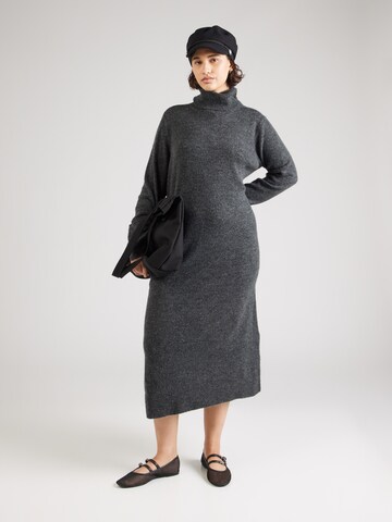 Robes en maille PIECES Curve en gris : devant