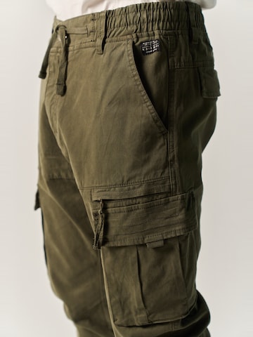 Tapered Pantaloni cu buzunare de la KOROSHI pe verde