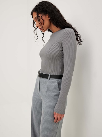 Pull-over NA-KD en gris : devant