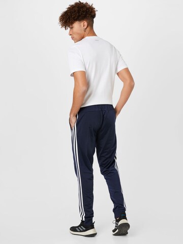 ADIDAS SPORTSWEAR Дънки Tapered Leg Спортен панталон 'Essentials Warm-Up Tapered 3-Stripes' в синьо