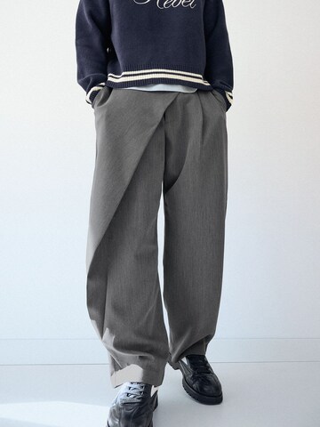 Bershka Vrečasti Hlače | siva barva: sprednja stran