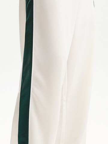 Loosefit Pantaloni di Bershka in bianco