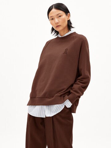 Sweat-shirt 'GIOVANNA' ARMEDANGELS en marron : devant