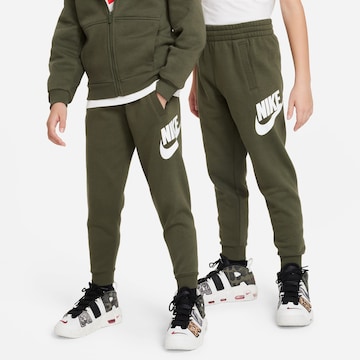 Nike Sportswear Tapered Hose in Grün: predná strana