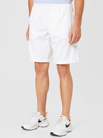 Loosefit Pantalon 'REPEAT' Nike Sportswear en blanc : devant