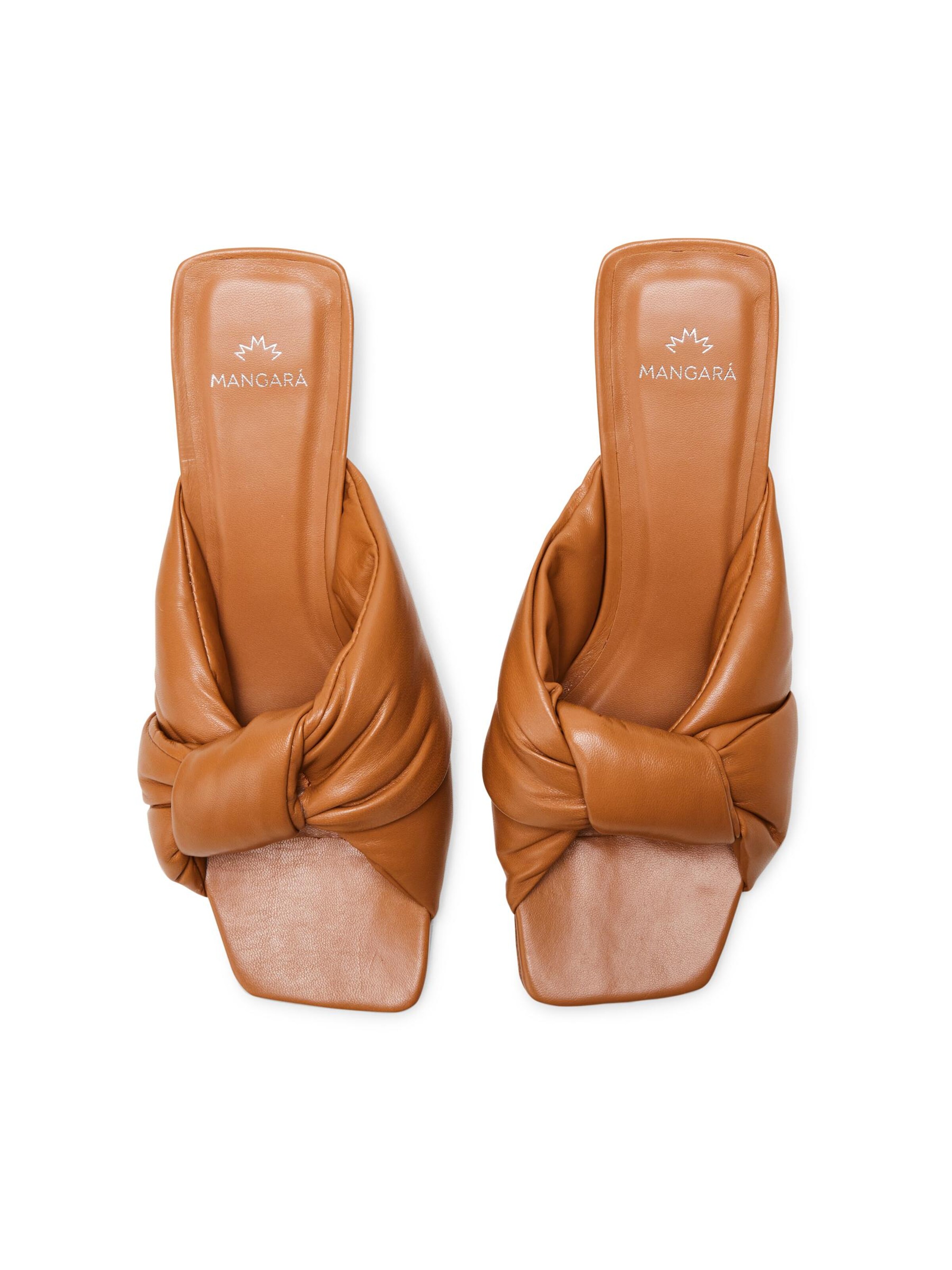 Mangara Atelier Muiltjes 'Mule 'caroba' MANGARA en caramel' in Bruin