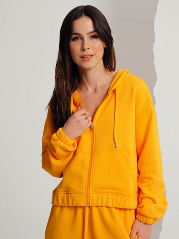 A LOT LESS - Sudadera con cremallera 'Joanna' en naranja: frente