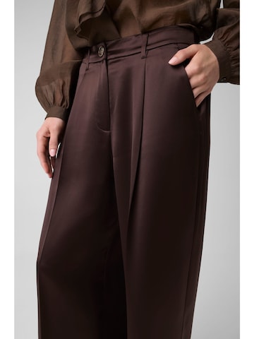 GUESS - Pierna ancha Pantalón plisado 'Flora' en marrón