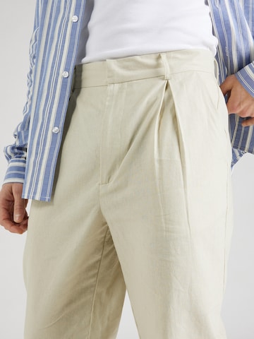 Loosefit Pantaloni con pieghe 'Kimi' di ABOUT YOU x Kevin Trapp in beige