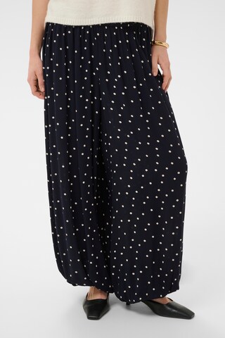 Loosefit Pantalon 'Zaya' SOAKED IN LUXURY en bleu : devant