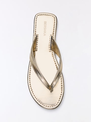 Flip-flops de la Bershka pe auriu