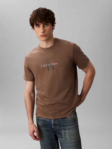 Calvin Klein Jeans T-Shirt in Braun: Vorderseite