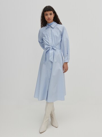 EDITED Платье-рубашка 'Bella' в Синий: спереди