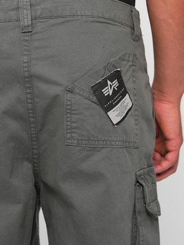 ALPHA INDUSTRIES Loosefit Παντελόνι cargo σε γκρι