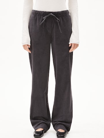 ARMEDANGELS Wide leg Broek 'JAIMILAA' in Grijs: voorkant