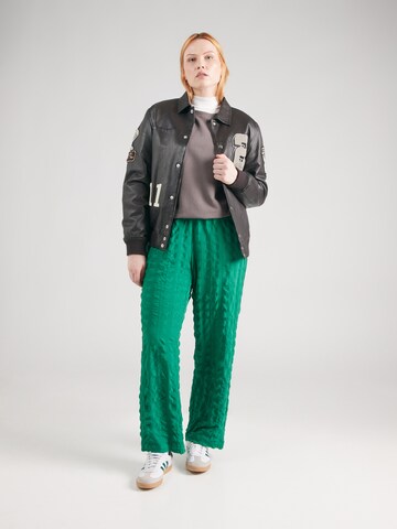 regular Pantaloni di Vero Moda Curve in verde